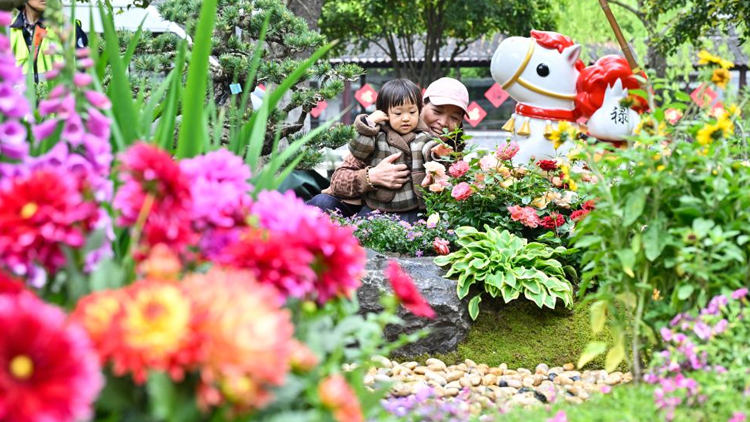 黄浦警方节假日安保工作_上海五一外滩警察风景线_上海女特警又美又飒成打卡点