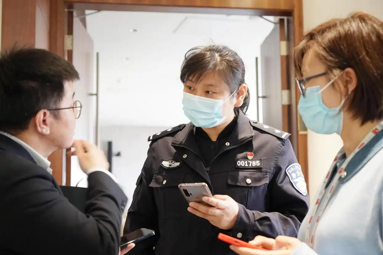 上海女警_女侦查员_上海女特警又美又飒成打卡点