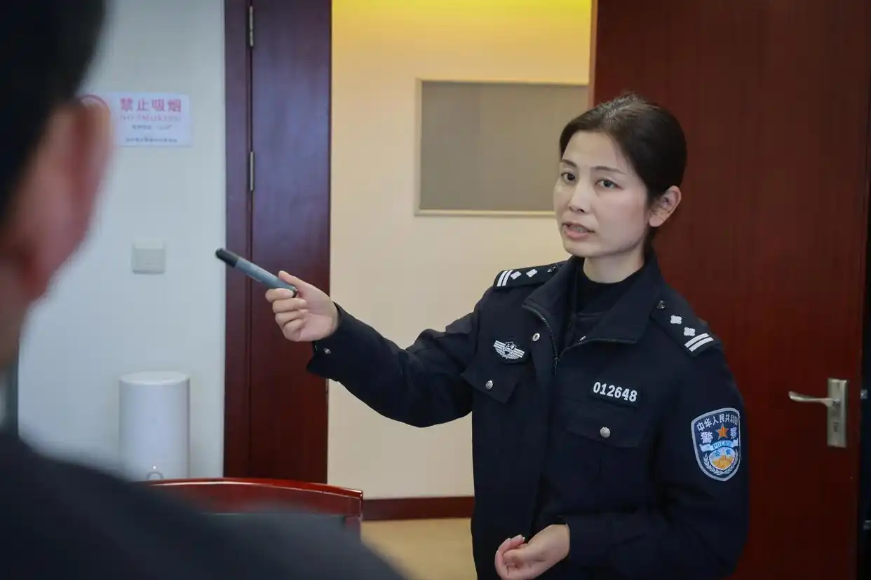 上海女警_上海女特警又美又飒成打卡点_女侦查员