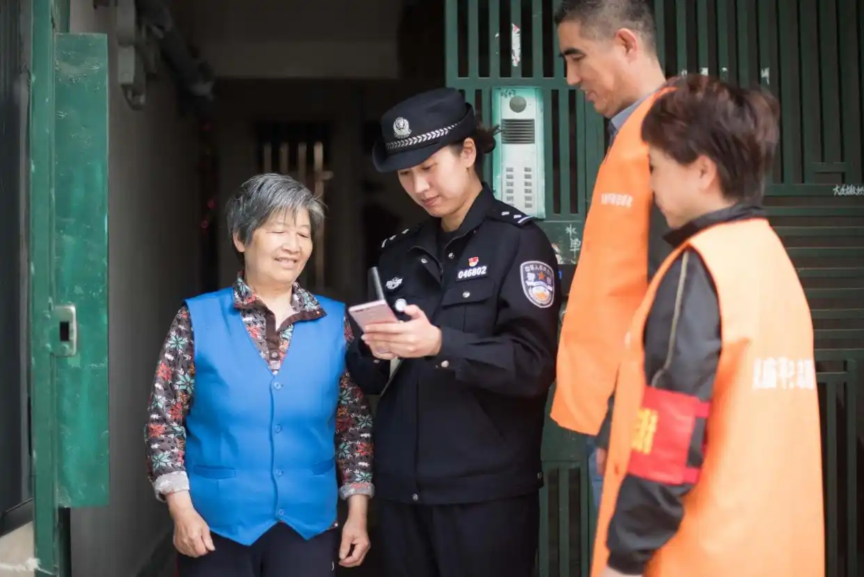 上海女警_女侦查员_上海女特警又美又飒成打卡点