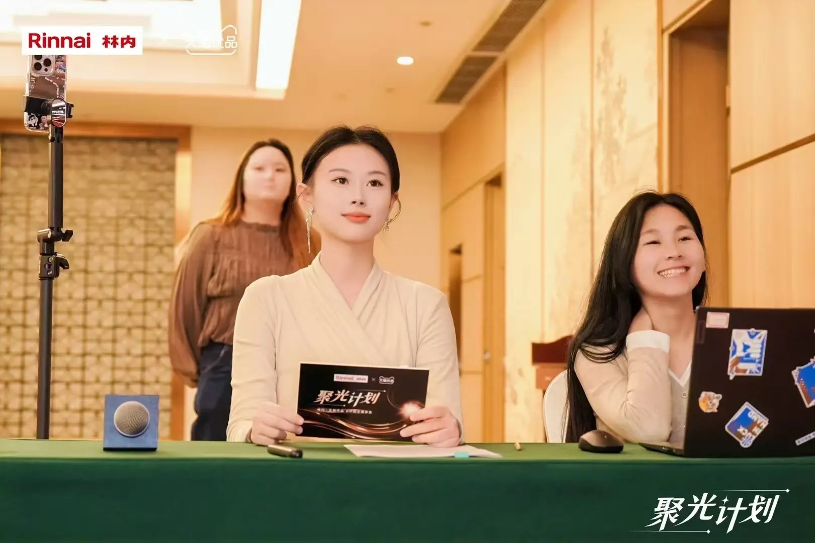 专业活动主持人_主持人特点_年会主持人特点