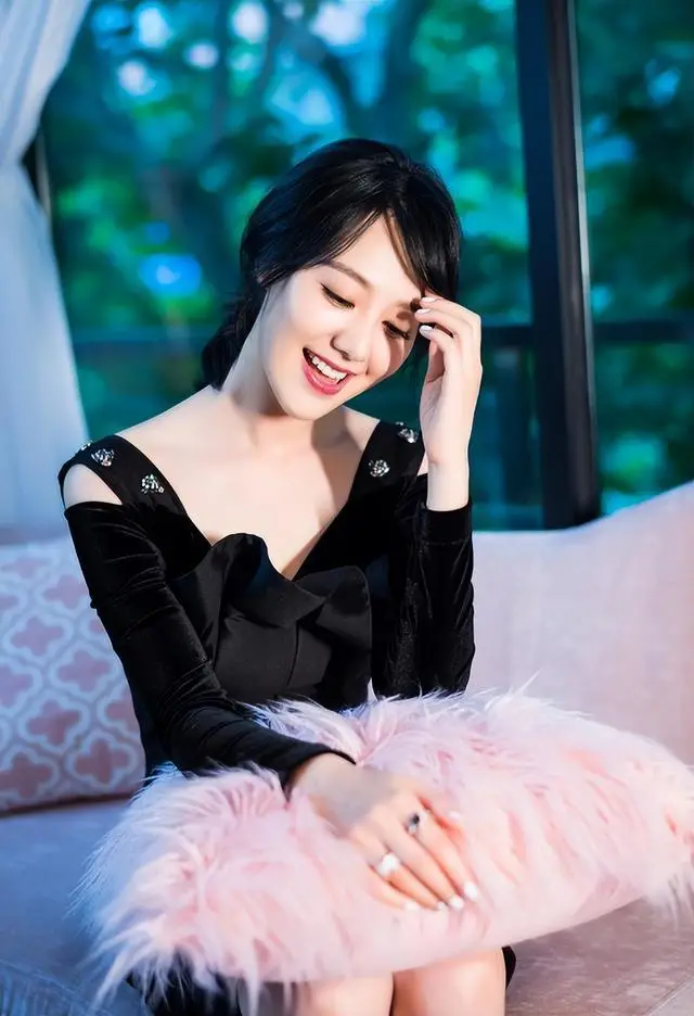 王冠官宣结婚_王冠与李先生结婚_央视记者王冠老婆