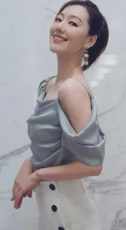 王冠与李先生结婚_王冠官宣结婚_央视记者王冠老婆