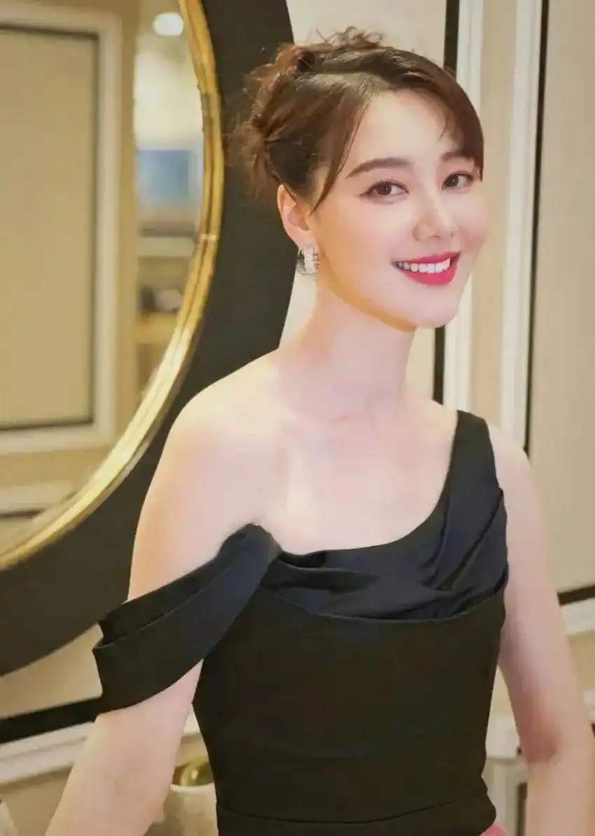 央视记者王冠老婆_王冠官宣结婚 夫妻日常 王冠老公是谁
