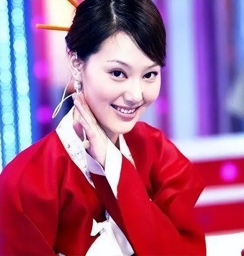 王冠 央视主持人 风流韵事_央视记者王冠老婆