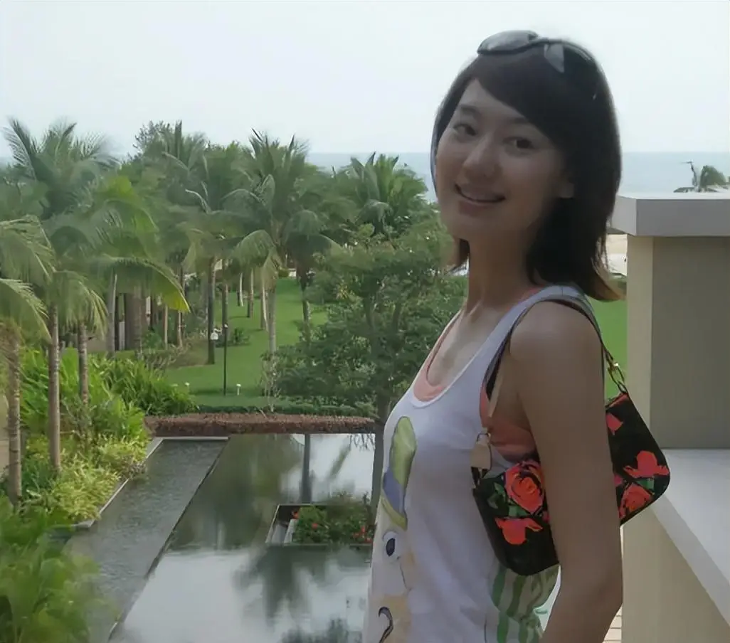 王冠 央视主持人 风流韵事_央视记者王冠老婆