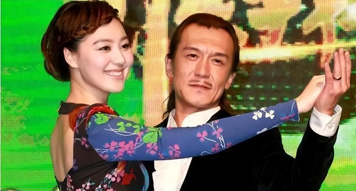 王冠 央视主持人 风流韵事_央视记者王冠老婆