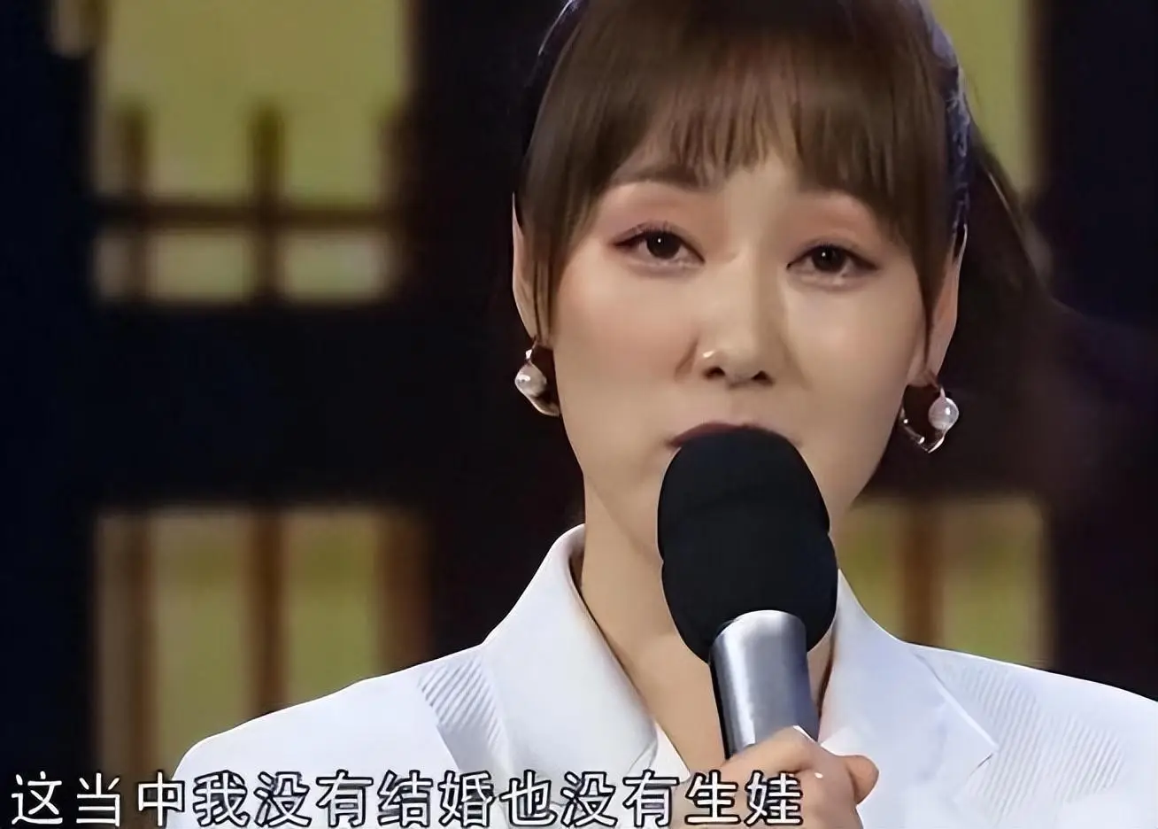 王冠 央视主持人 风流韵事_央视记者王冠老婆