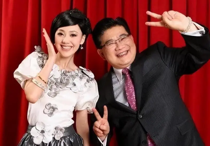 王冠 央视主持人 风流韵事_央视记者王冠老婆