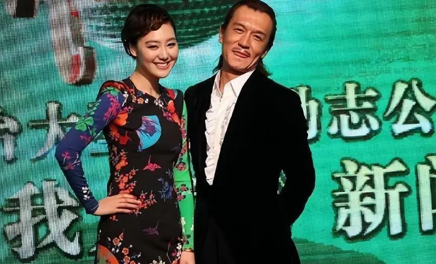 王冠 央视主持人 风流韵事_央视记者王冠老婆
