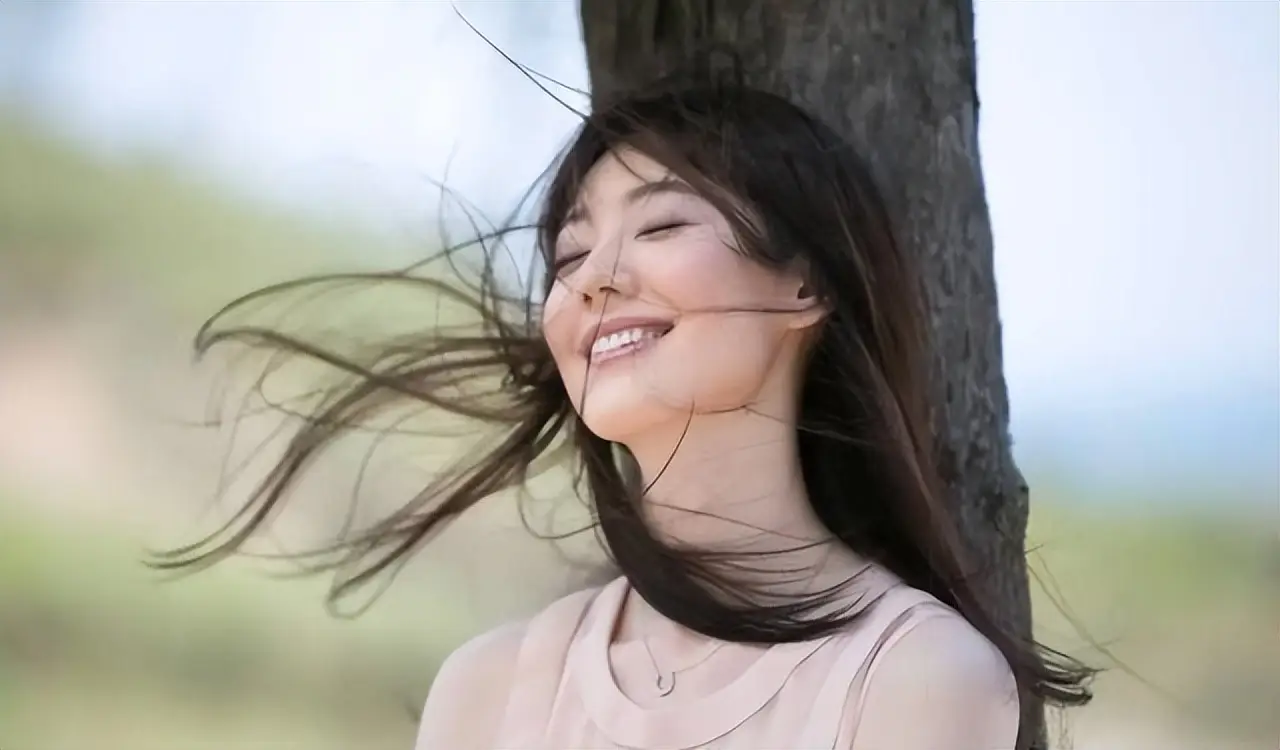 王冠 央视 主持人 谣言 事件_央视记者王冠老婆