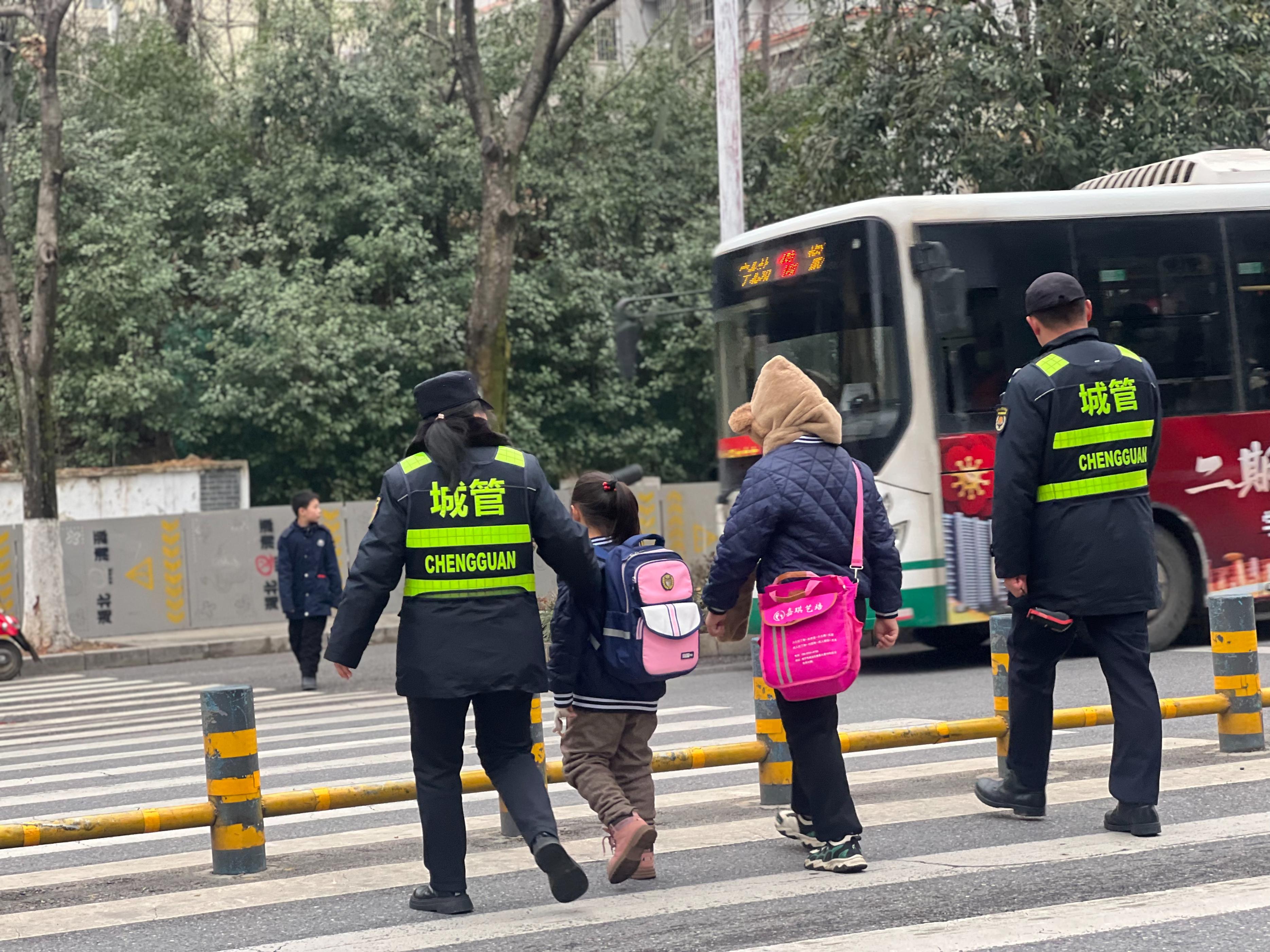 咸安区城管服务市民群众_生态城市 人文城管_咸安区城市管理执法局人性化执法