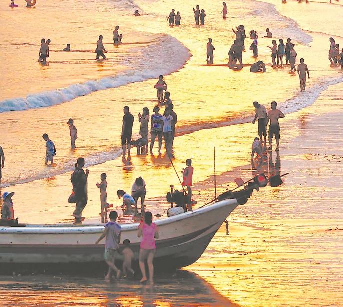平海独特的沙、海资源吸引了众多游客。（资料图片）