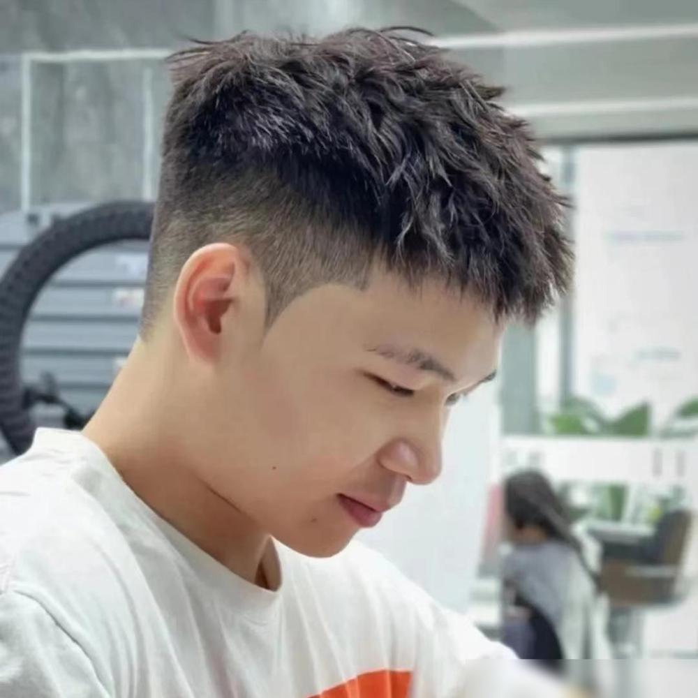 男生烫发趋势_男士烫头发有几种烫法_男生烫发发型推荐