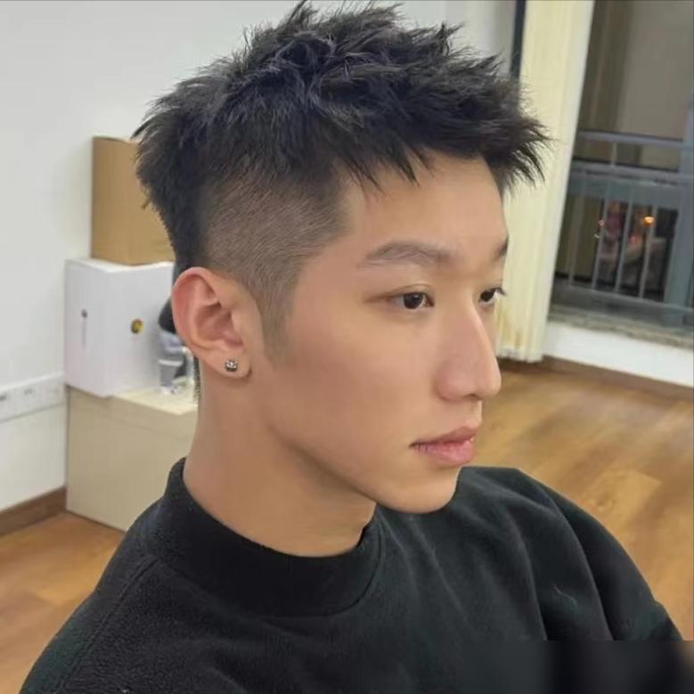 男生烫发趋势_男士烫头发有几种烫法_男生烫发发型推荐