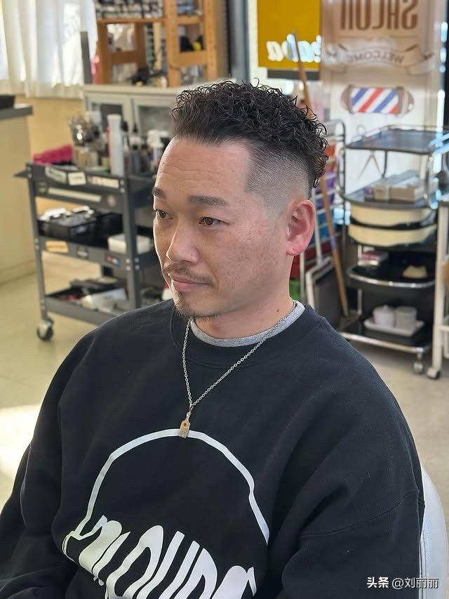 清爽寸头渐变系列_男士烫头发有几种烫法_日式男士渐变发型
