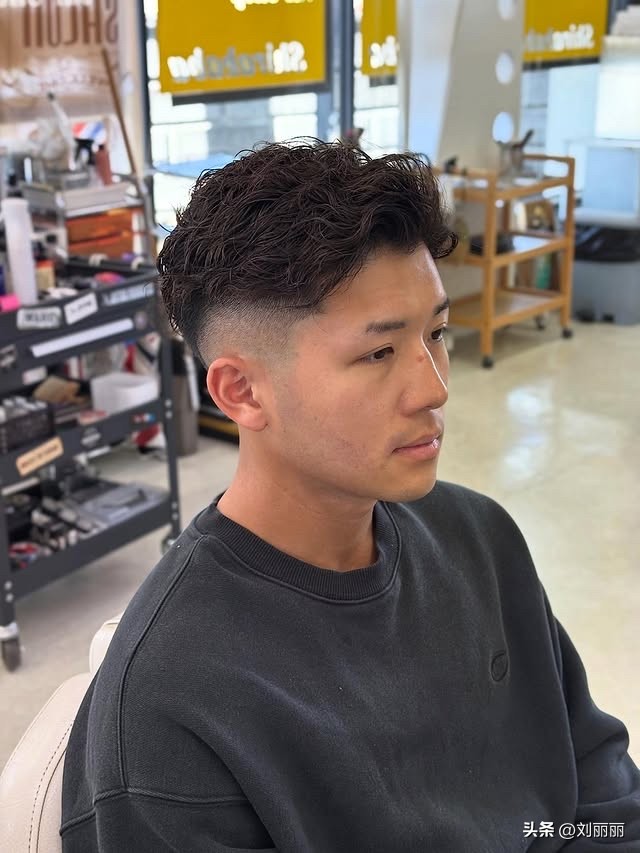 清爽寸头渐变系列_男士烫头发有几种烫法_日式男士渐变发型