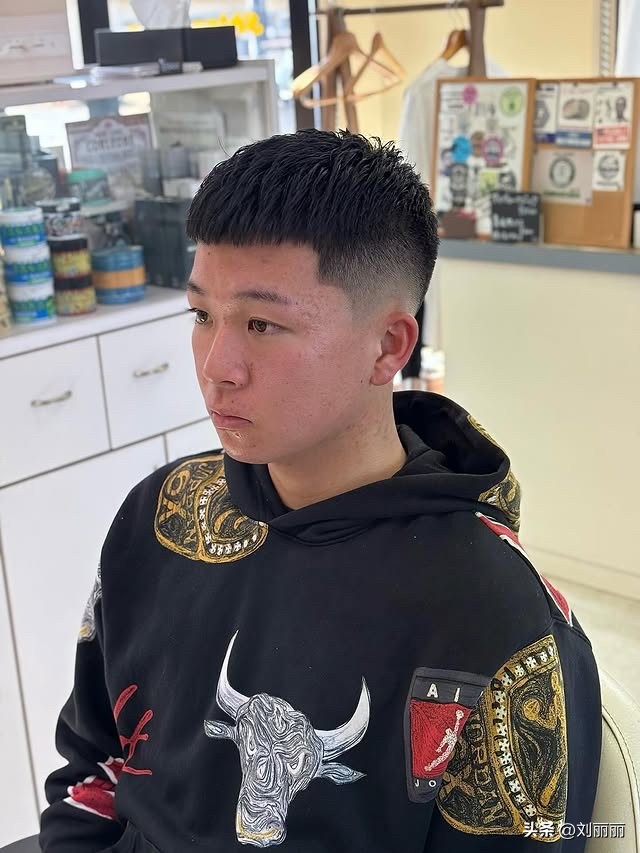 日式男士渐变发型_清爽寸头渐变系列_男士烫头发有几种烫法