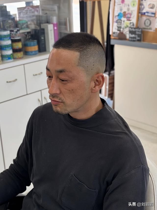 清爽寸头渐变系列_日式男士渐变发型_男士烫头发有几种烫法