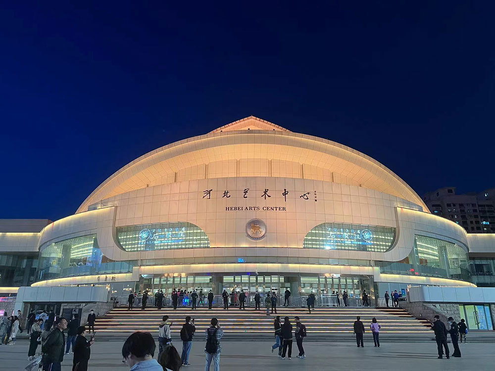 今年四月，万青的石家庄专场演唱会开在河北艺术中心。