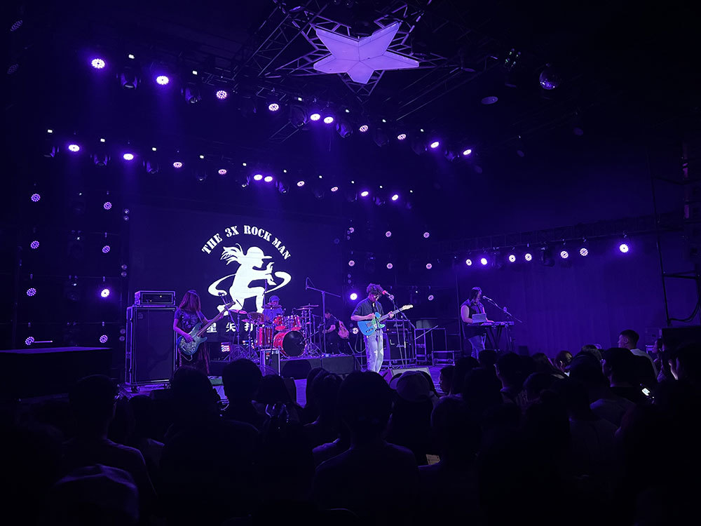 7月22日晚，红糖Livehouse，石家庄本土青年乐队登台表演自己的原创，乐队成员均为00后。