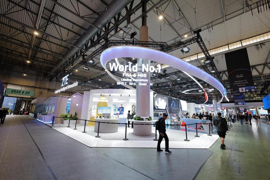 中兴通讯MWC2025 AI产品_中兴发布会_Godfrey机器人无线控制技术