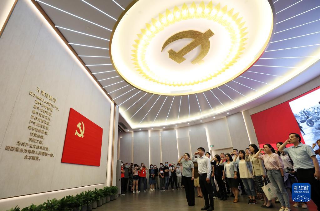 国家最近新闻100字_国内生产总值突破百万亿大关_2021年国内十大新闻
