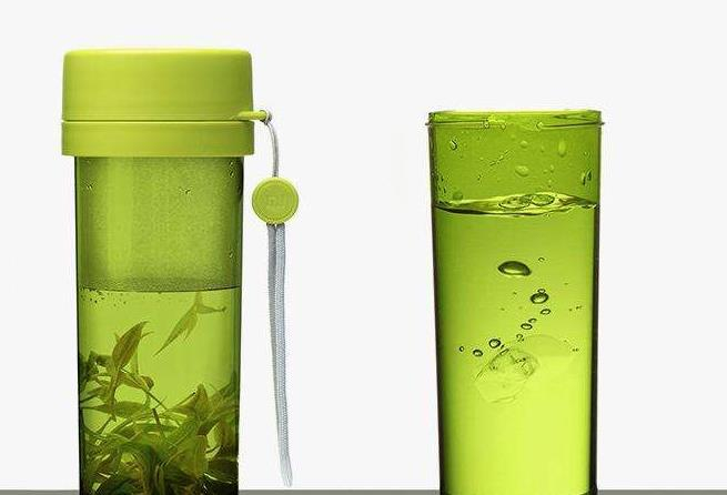 新买塑料杯有异味难清除？教你去除水杯异味的3种方法，简单实用