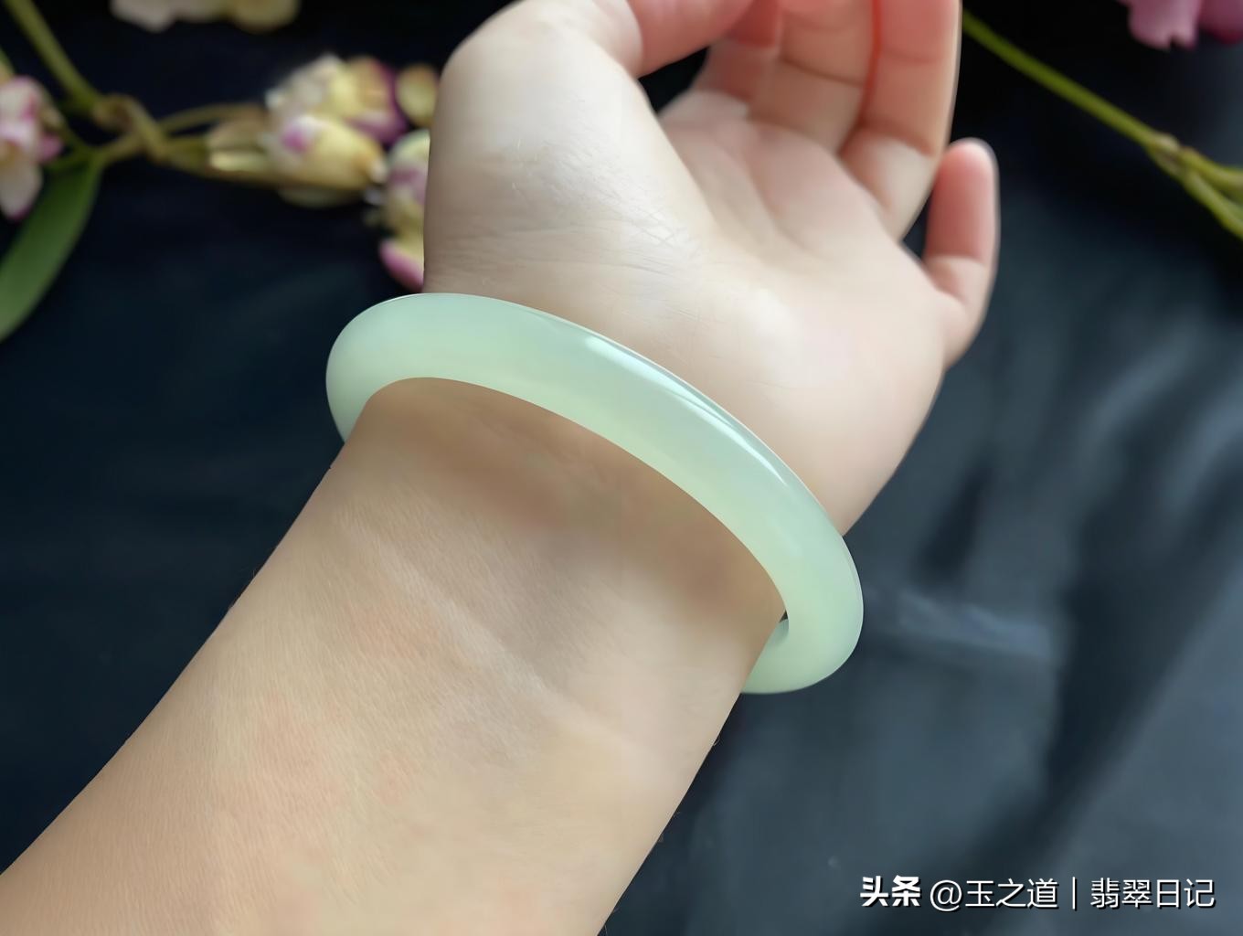 手镯材质选择_108颗佛珠手链戴哪只手_手镯左右手佩戴讲究