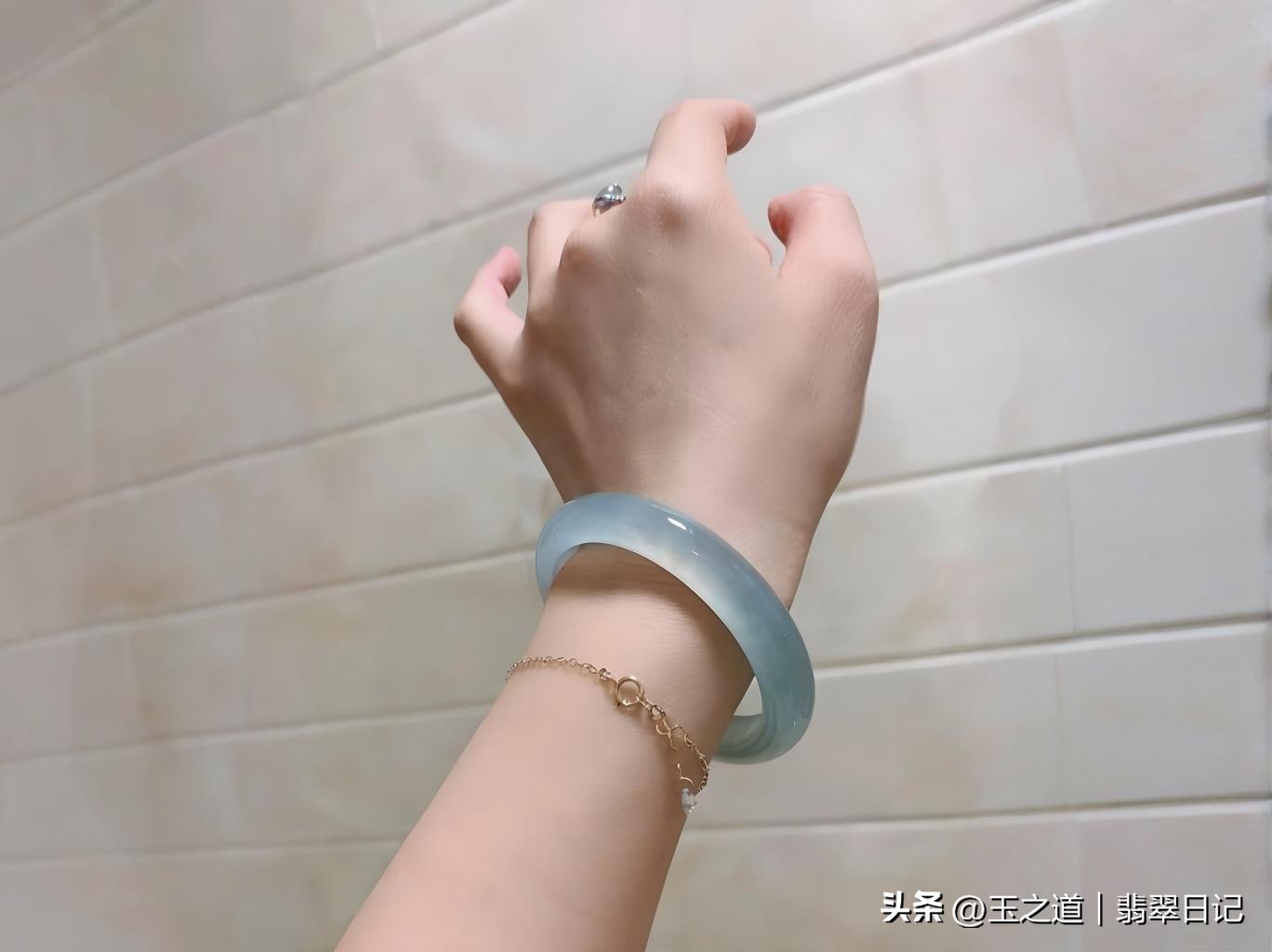 手镯材质选择_108颗佛珠手链戴哪只手_手镯左右手佩戴讲究