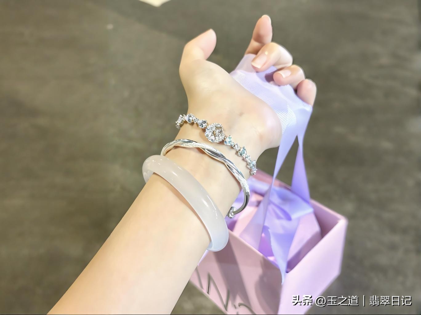 手镯材质选择_108颗佛珠手链戴哪只手_手镯左右手佩戴讲究