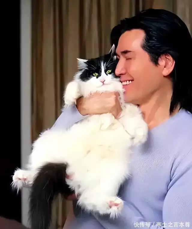 费翔晚年孤独经历_费翔不婚不育原因_费翔 爸爸
