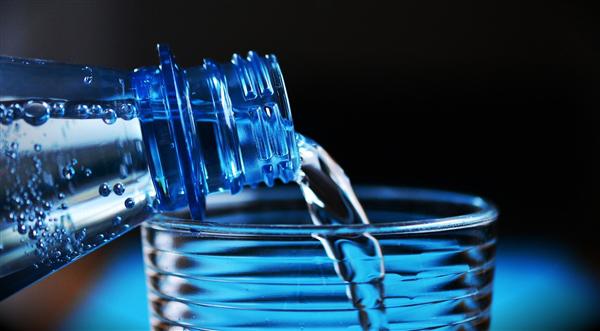 瓶装水微塑料含量研究_烧开水减少微塑料摄入_桶装水一般能喝多久