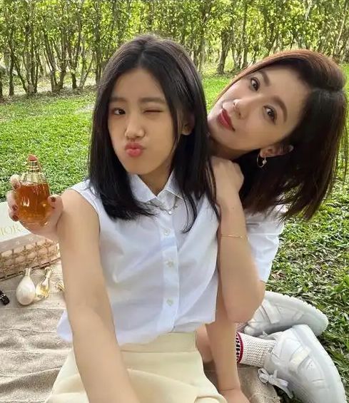 贾静雯女儿梧桐妹 大胆晒比基尼照_梧桐妹打唇钉被抨击 贾静雯态度_贾静雯照片生活照