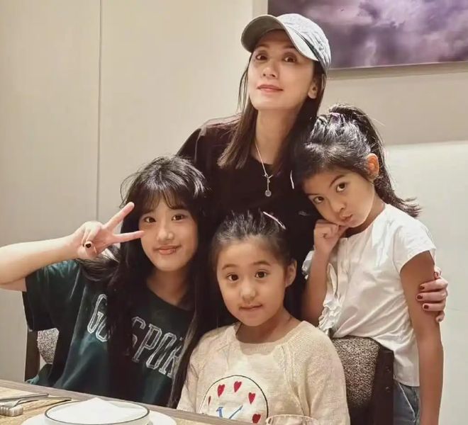 贾静雯女儿梧桐妹 大胆晒比基尼照_梧桐妹打唇钉被抨击 贾静雯态度_贾静雯照片生活照