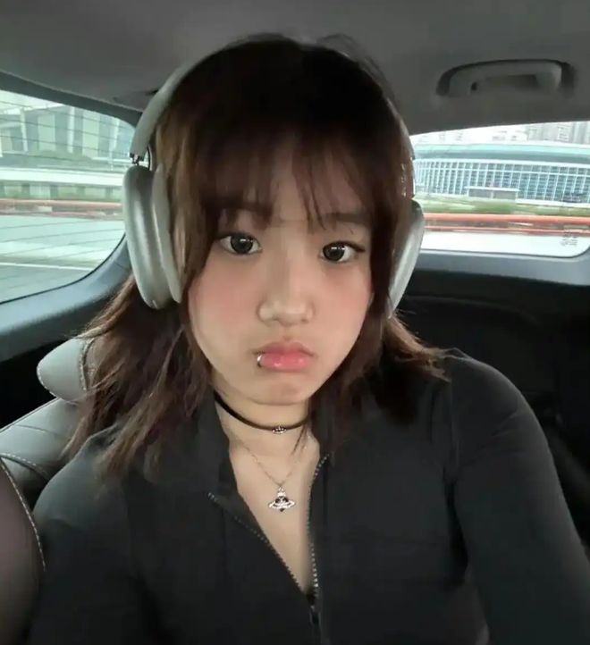 贾静雯女儿梧桐妹 大胆晒比基尼照_贾静雯照片生活照_梧桐妹打唇钉被抨击 贾静雯态度