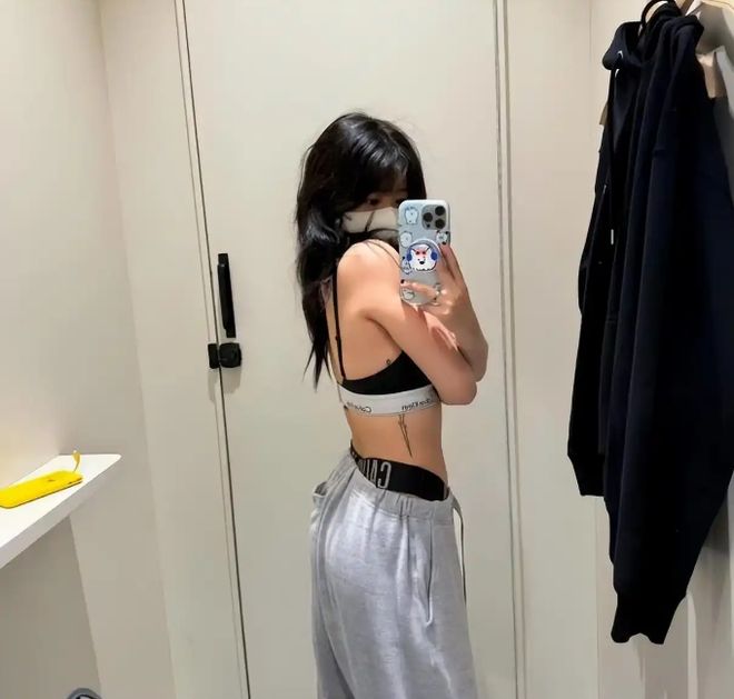 贾静雯女儿梧桐妹 大胆晒比基尼照_贾静雯照片生活照_梧桐妹打唇钉被抨击 贾静雯态度