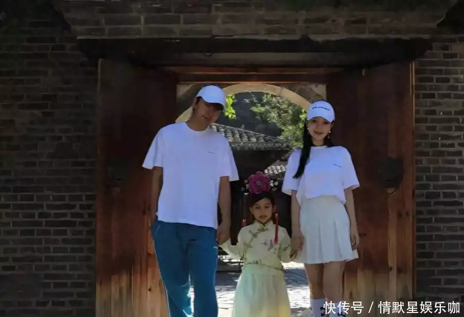 贾乃亮李小璐离婚原因_李小璐贾乃亮照片_甜馨晒旧照回应劝和
