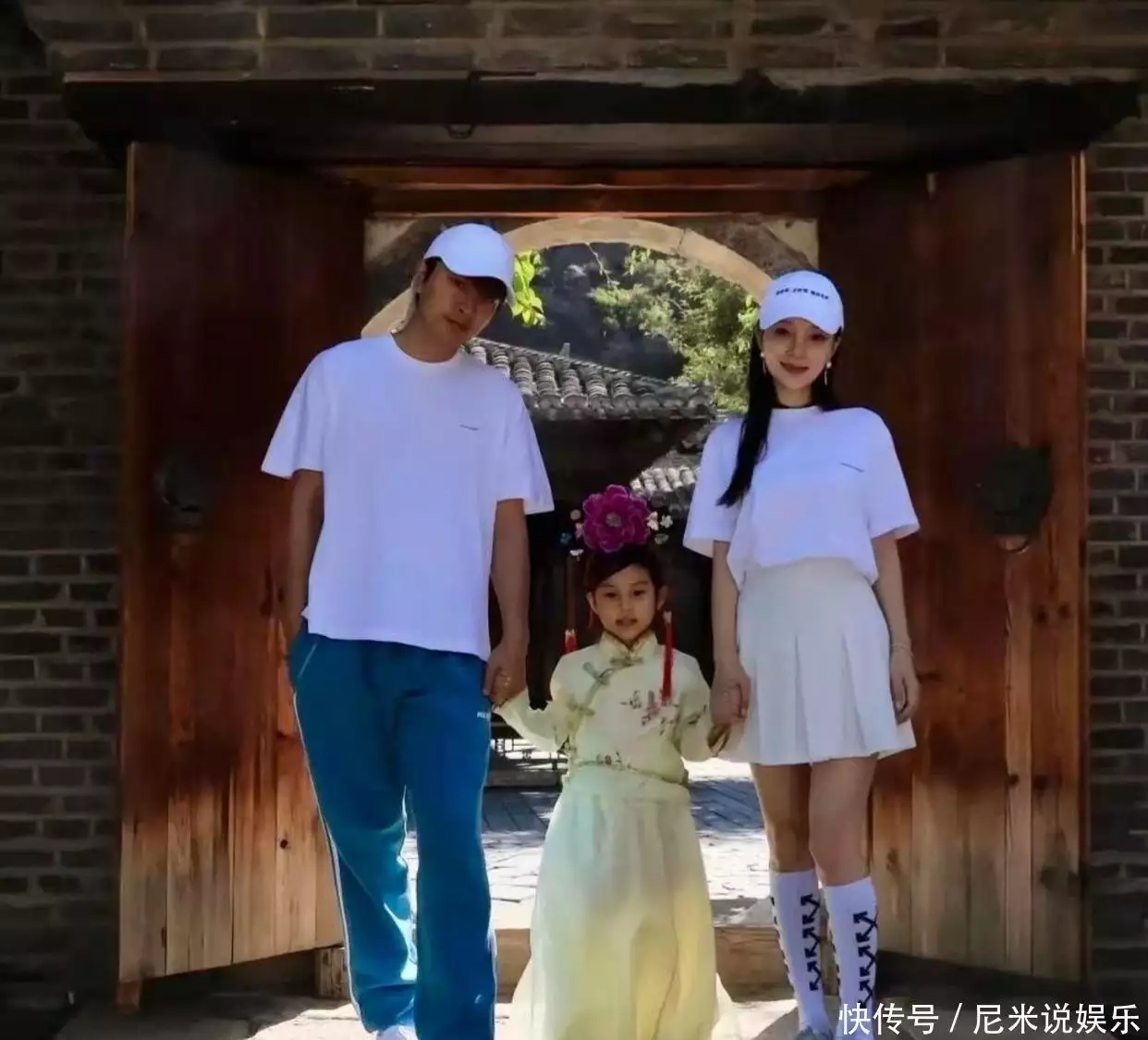 甜馨一家三口合作拍摄视频_李小璐贾乃亮照片_贾乃亮李小璐冰释前嫌