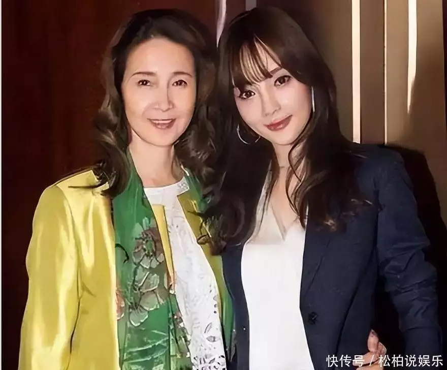 李小璐贾乃亮照片_李小璐嫁给贾乃亮母亲反对的原因_李小璐母亲张伟欣当初心软决定女儿嫁给贾乃亮