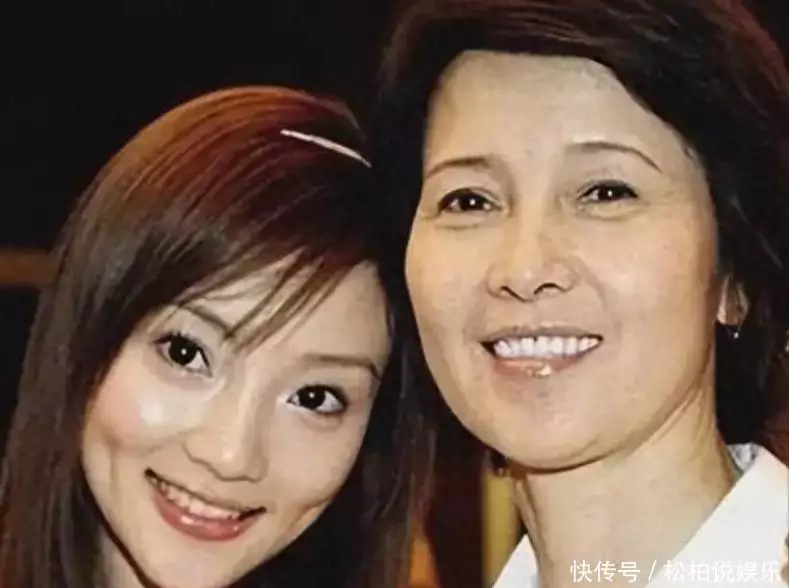 李小璐贾乃亮照片_李小璐嫁给贾乃亮母亲反对的原因_李小璐母亲张伟欣当初心软决定女儿嫁给贾乃亮