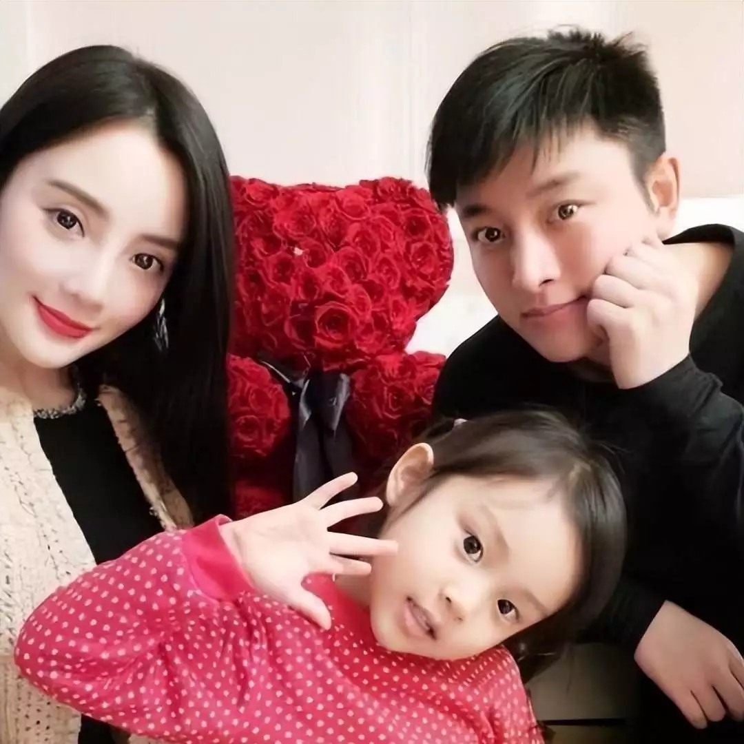 离婚父母如何给孩子完整的爱_贾乃亮李小璐离婚后甜馨成长_李小璐贾乃亮照片