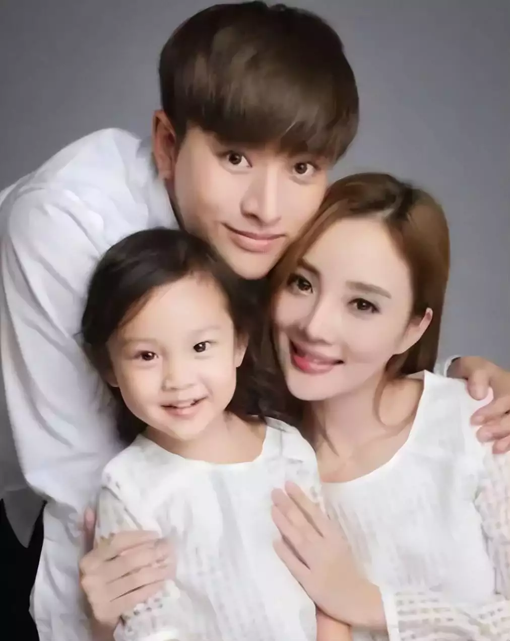 李小璐贾乃亮照片_离婚父母如何给孩子完整的爱_贾乃亮李小璐离婚后甜馨成长