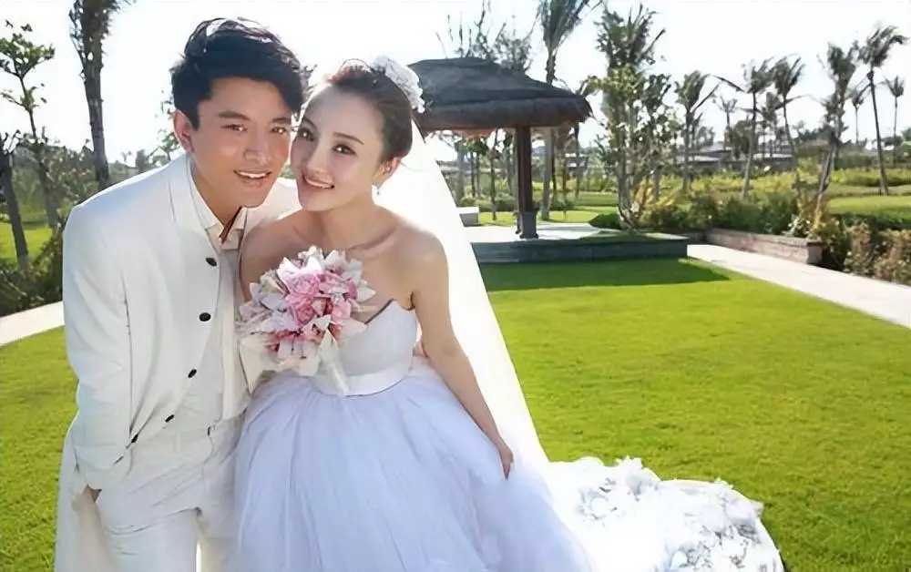 贾乃亮转型直播带货经历_李小璐贾乃亮离婚后直播带货_李小璐贾乃亮照片
