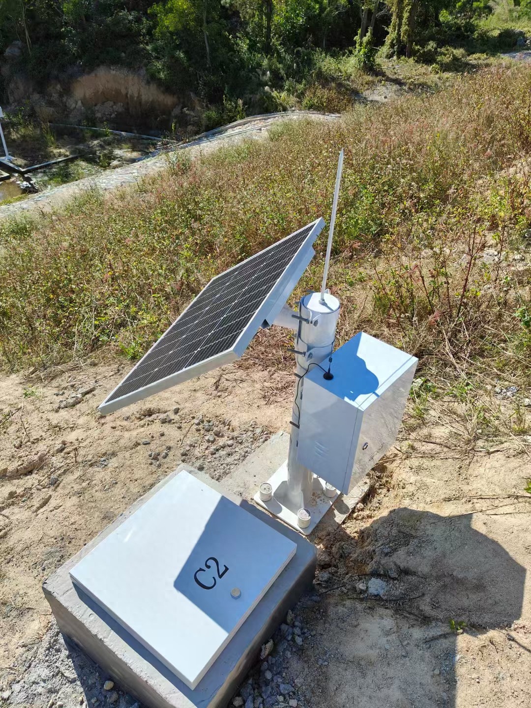 深山野外GNSS监测供电难题_GNSS设备太阳能供电方案_太阳能发电系统的应用