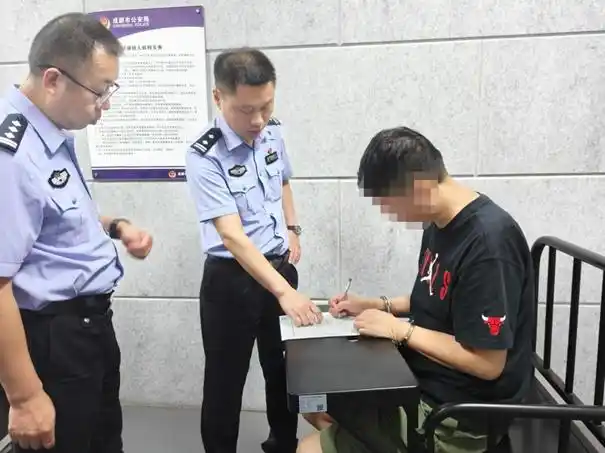 网约车司机碰瓷案件_新丰碰瓷党_成都交警打击碰瓷诈骗