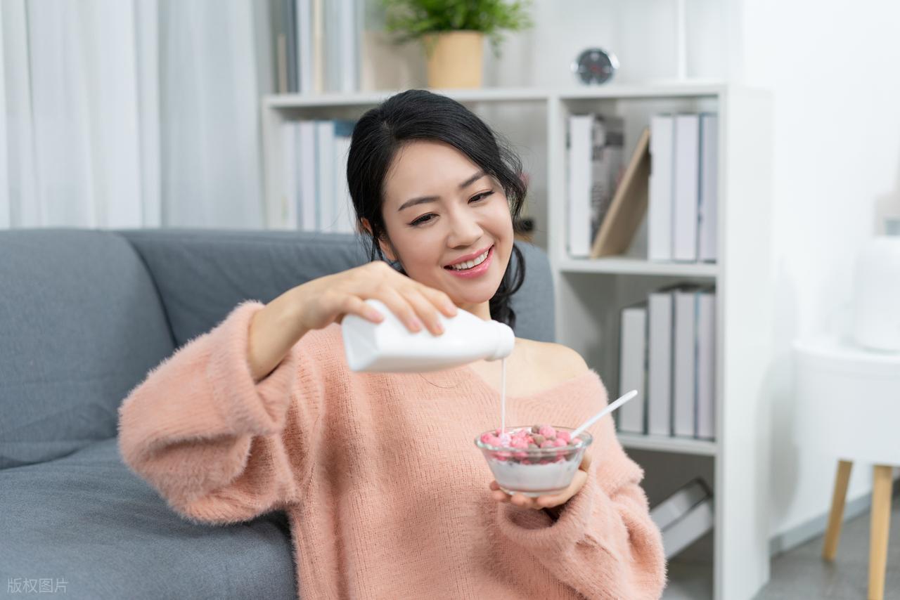 晚上喝酸奶好处_酸奶改善肠道菌群_酸奶应该什么时候喝