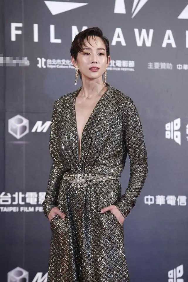 女性连体裤穿搭_张钧甯深V连体裤示范_连身裤装搭配发型