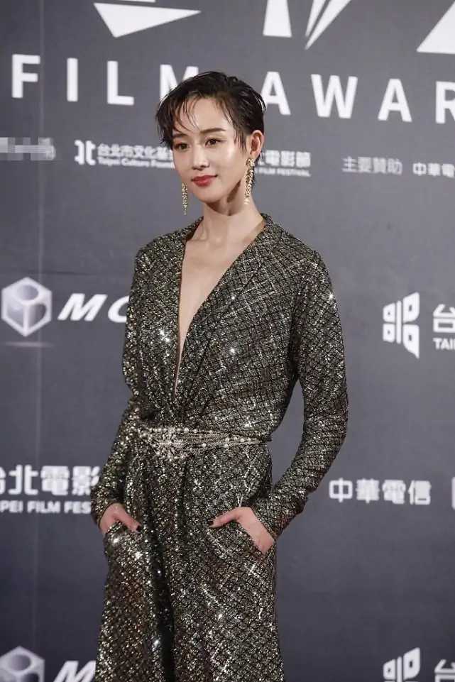 连身裤装搭配发型_张钧甯深V连体裤示范_女性连体裤穿搭