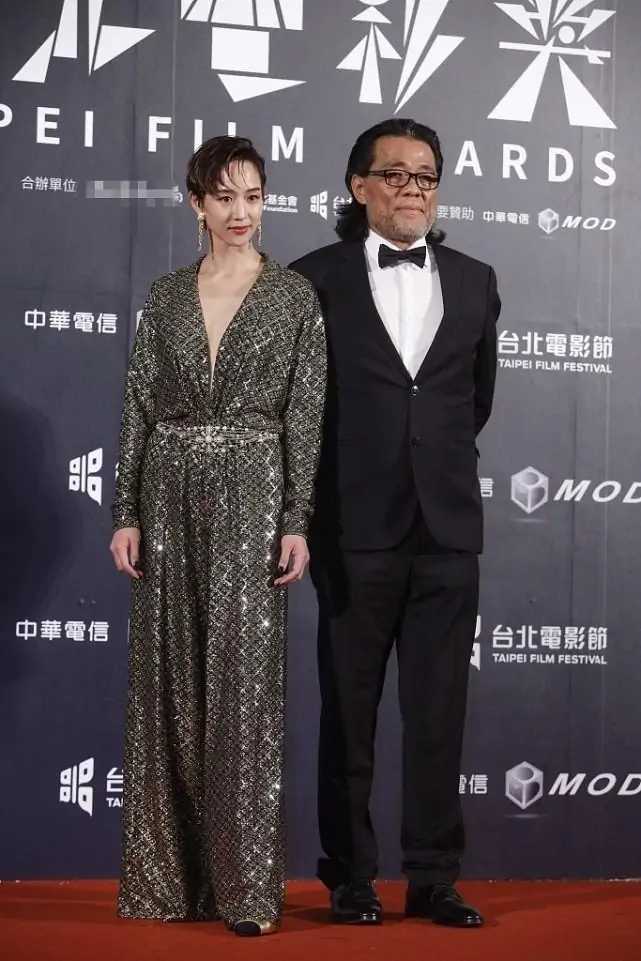 连身裤装搭配发型_女性连体裤穿搭_张钧甯深V连体裤示范